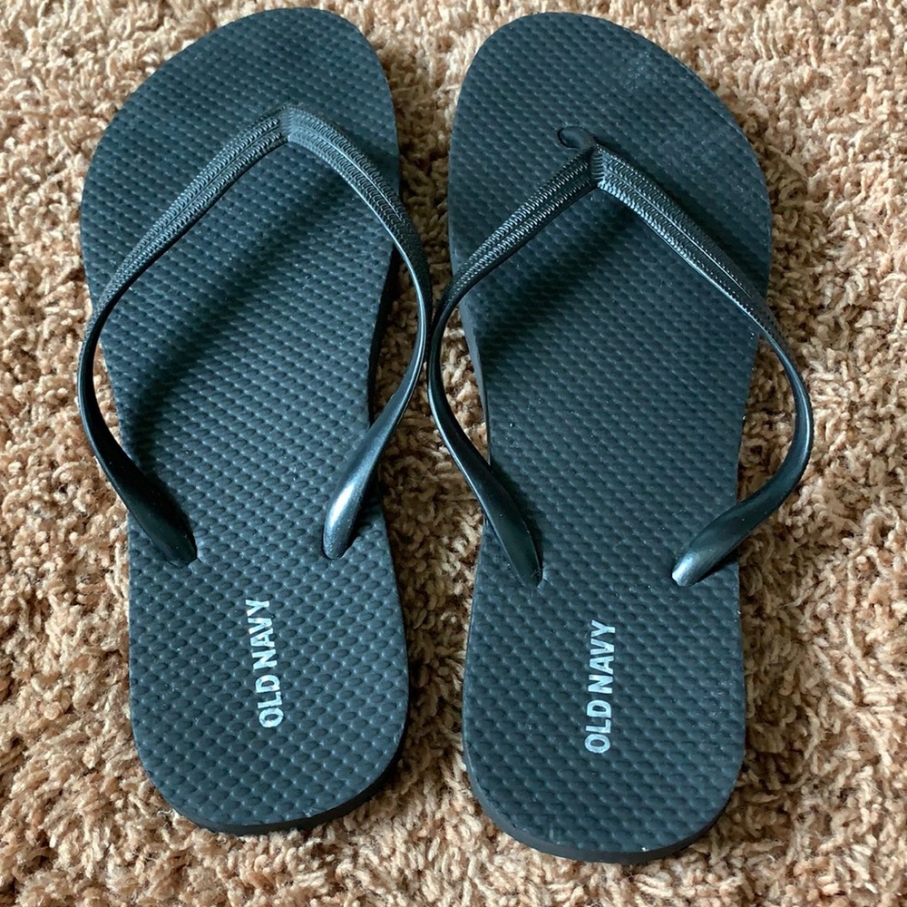 Black old navy flip flops